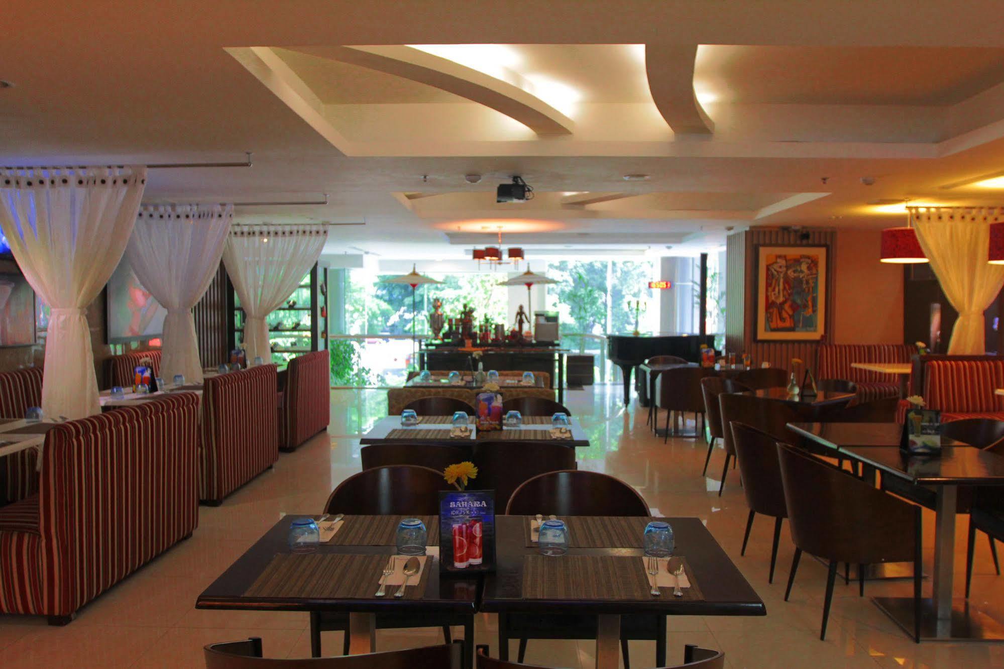 The Alana Surabaya Hotel Exterior photo